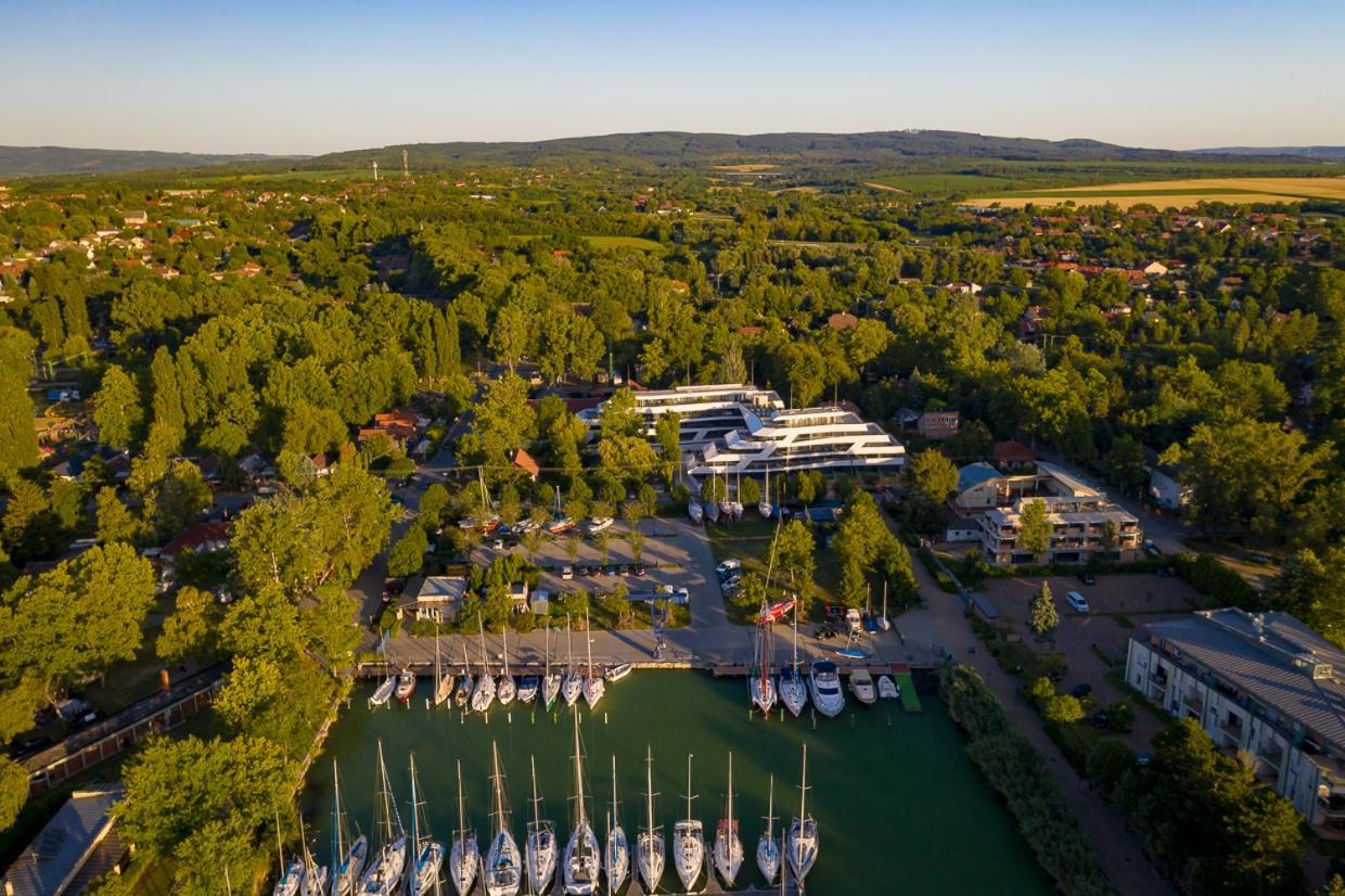 Marina Apartman Hotel Balatonszemes Ngoại thất bức ảnh
